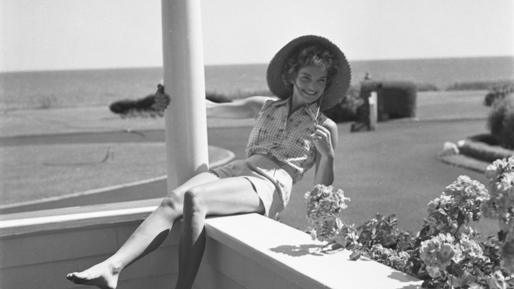 25 Vintage Photos of Jackie Kennedy Summering in Hyannis Port, Massachusetts