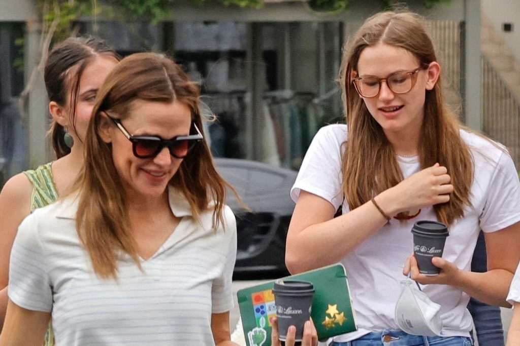 Jennifer Garner and Lookalike Daughter Violet, 19, Step Out for Coffee in L.A.