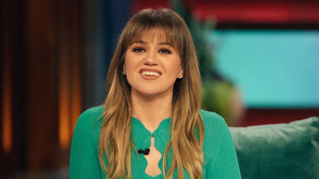Kelly Clarkson Just Cut Her Hair Into a Short, Swishy Bob