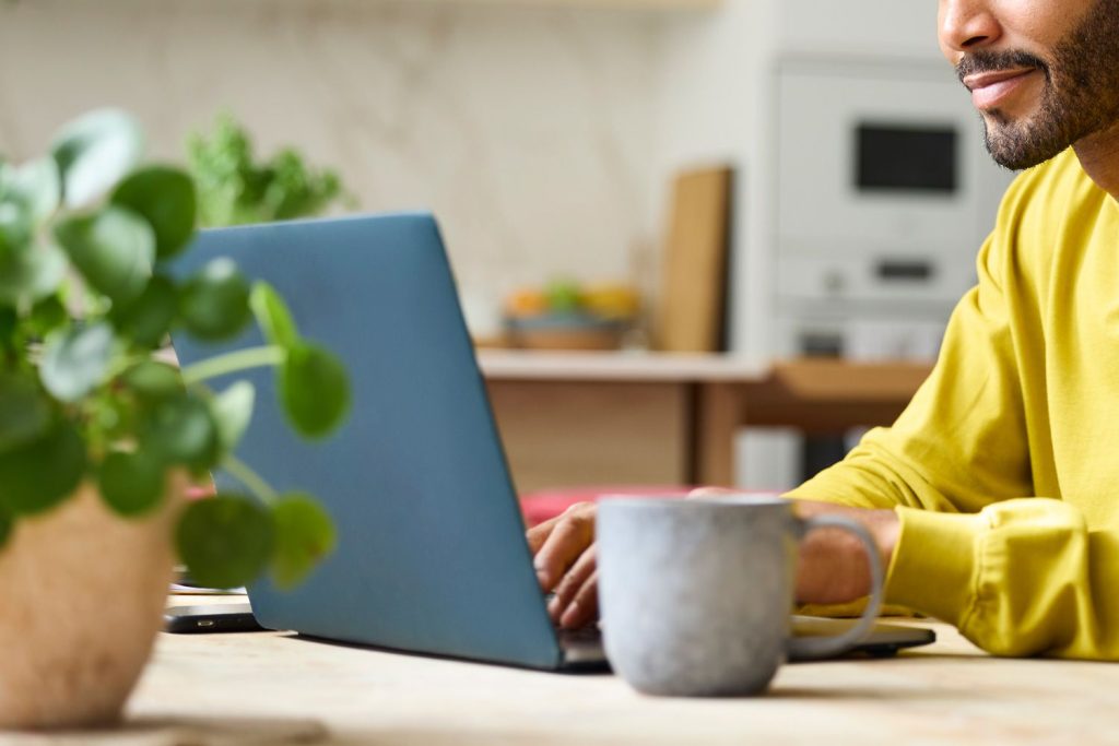 Man Deliberately Hides That He's Married At Work, Reports Co-Worker Who Finds Out