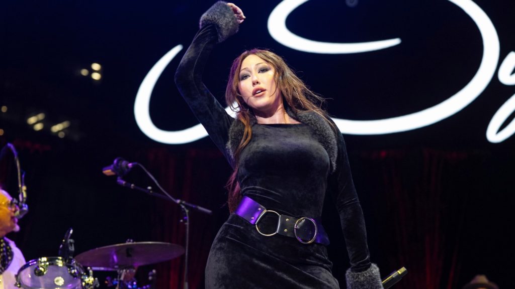 Noah Cyrus Bravely Processes Family Drama on New Country Album