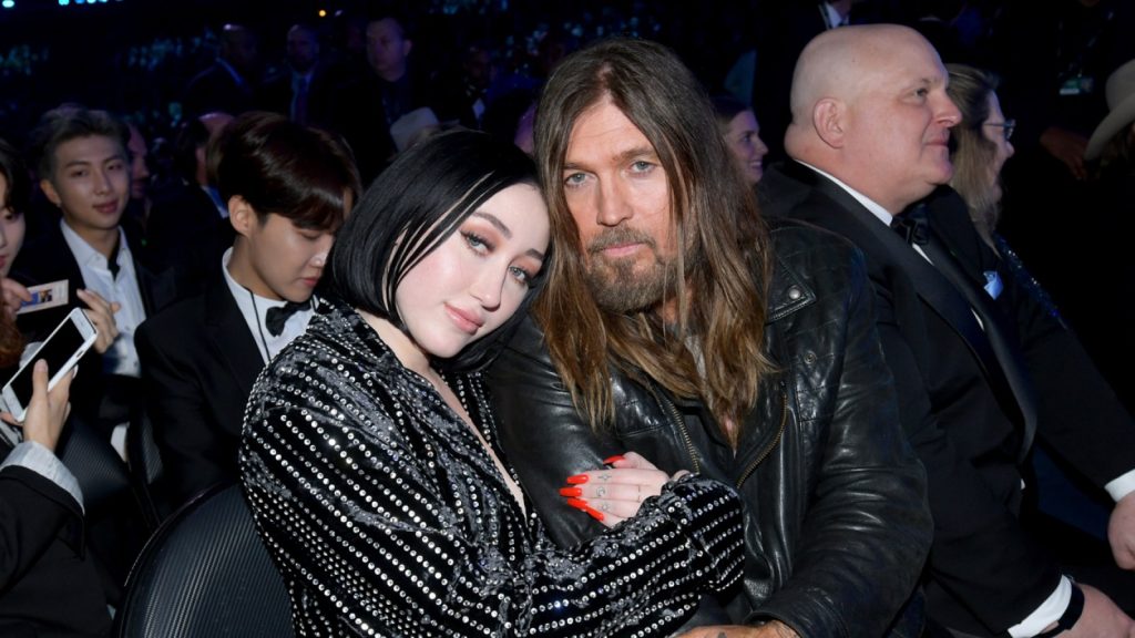 Noah Cyrus Performs With Dad Billy Ray in London: Watch