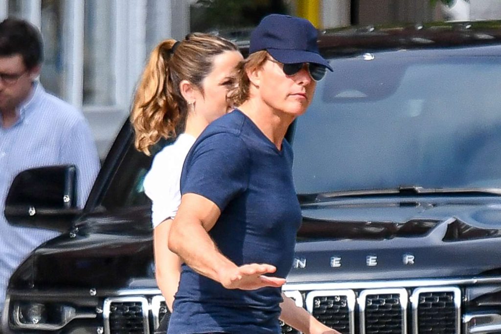 Tom Cruise and Ana de Armas Appear to Confirm Romance, Hold Hands: Photos