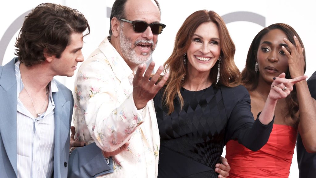 After the Hunt, Julia Roberts Get a Hero's Welcome in Venice