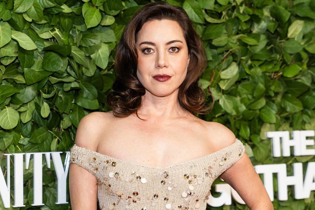Aubrey Plaza Opens Up to Amy Poehler About Grief Following Her Husband's Death