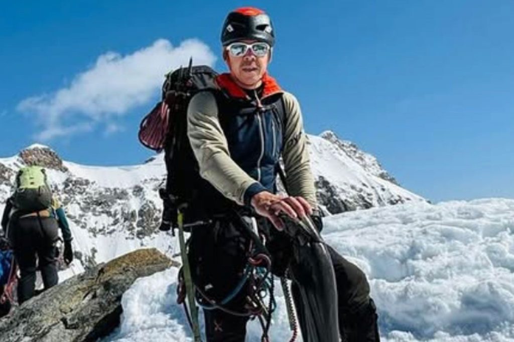 Man Dies Trying to Help Friend Trapped on 25,000-Foot Peak with Broken Leg