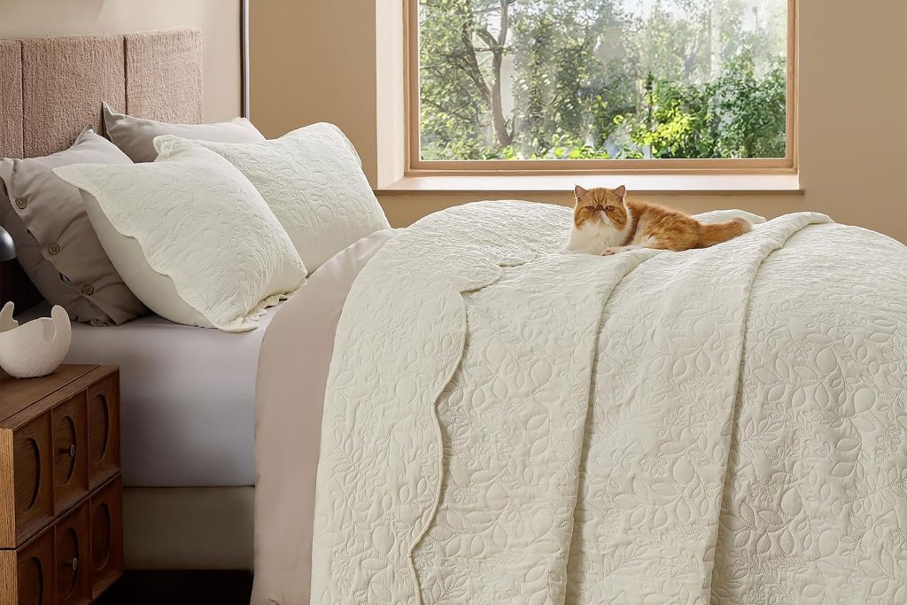 This Bedsure 3-Piece Quilt Set Is on Sale at Amazon