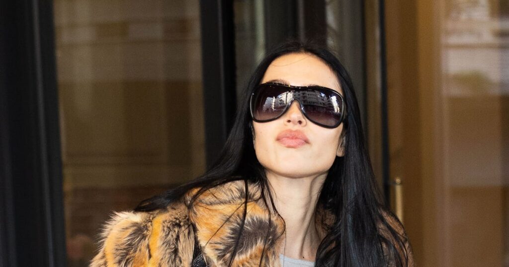 Amelia Gray Hamlin Brings Indie Sleaze to Milan in Faux Fur Coat & Low-Rise Jeans