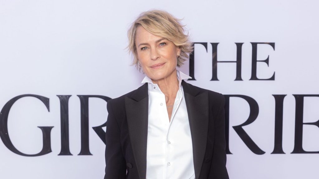 Robin on Living in the U.K.: ‘America Is a Shitshow’