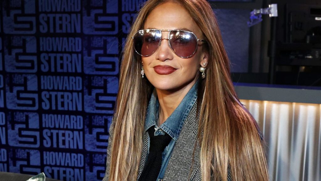 Jennifer Lopez Proves ’70s Cuffed Jeans and Brown Boots Is the Best Fall Combo Jennifer Lopez Proves '70s Cuffed Jeans and Brown Boots Is the Best Fall Combo