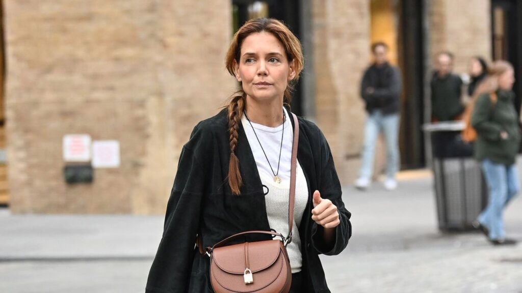 Katie Holmes’s Perfect Fall Saddle Bag Will Actually Last You Through Spring Katie Holmes’s Perfect Fall Saddle Bag Will Actually Last You Through Spring
