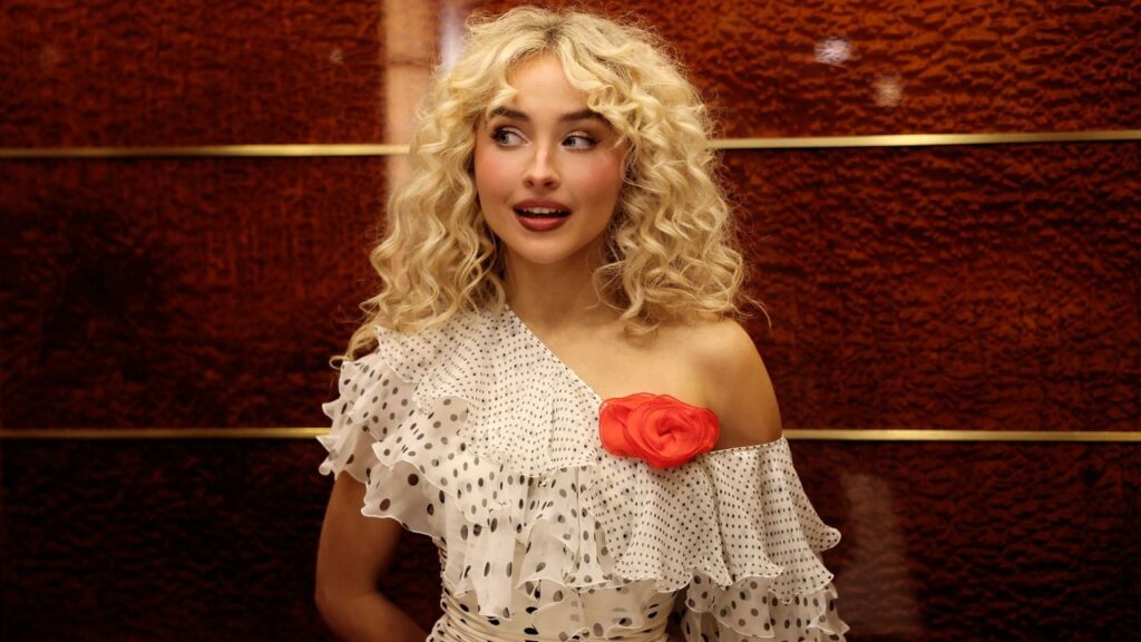 Sabrina Carpenter Nailed the Art of Showgirl Style on SNL