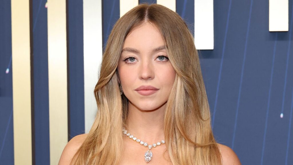 Sydney Sweeney Unveils A Short Bleached Bob Sydney Sweeney Unveils A Short Bleached Bob
