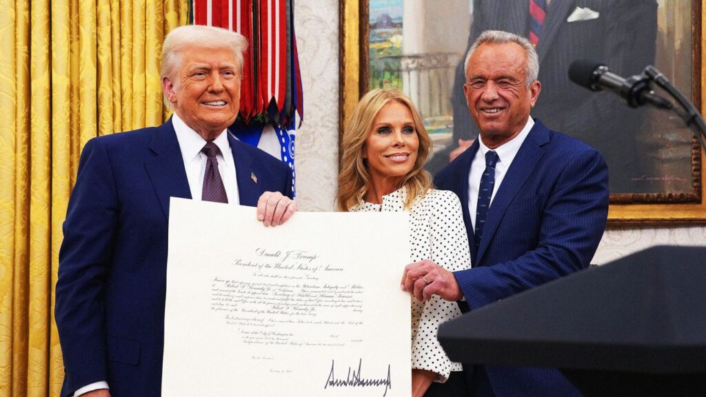 Cheryl Hines’s MAGA Makeover Has Her Hollywood Colleagues Scratching Their Heads: “I Don’t Know You Anymore!” Cheryl Hines’s MAGA Makeover Has Her Hollywood Colleagues Scratching Their Heads: “I Don’t Know You Anymore!”