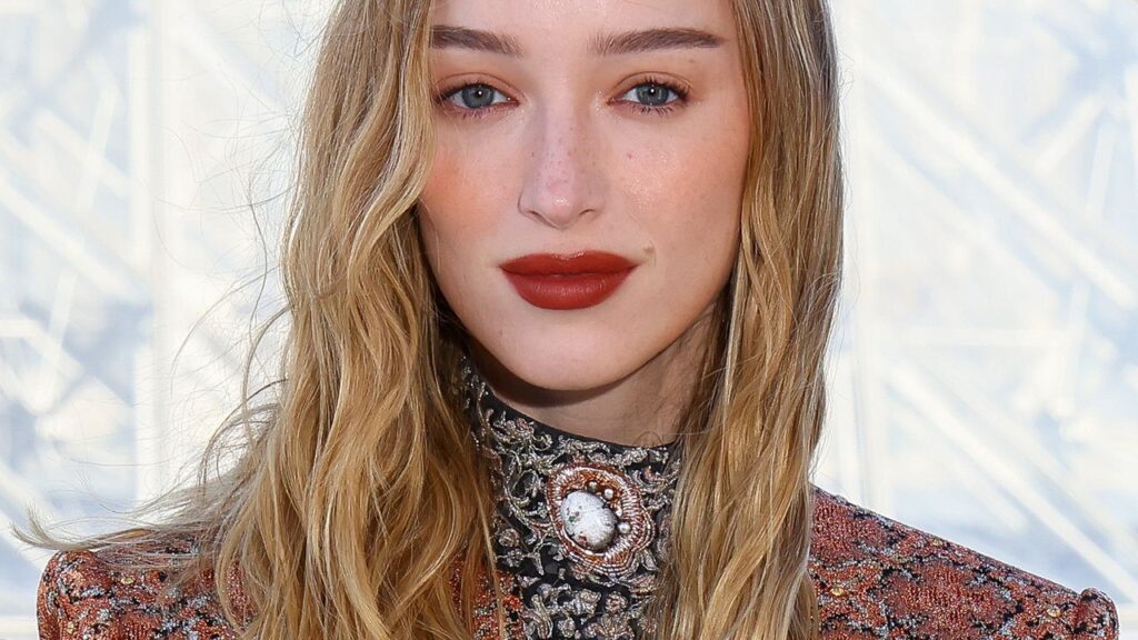 Here First: Phoebe Dynevor Has a Bob! Here First: Phoebe Dynevor Has a Bob!
