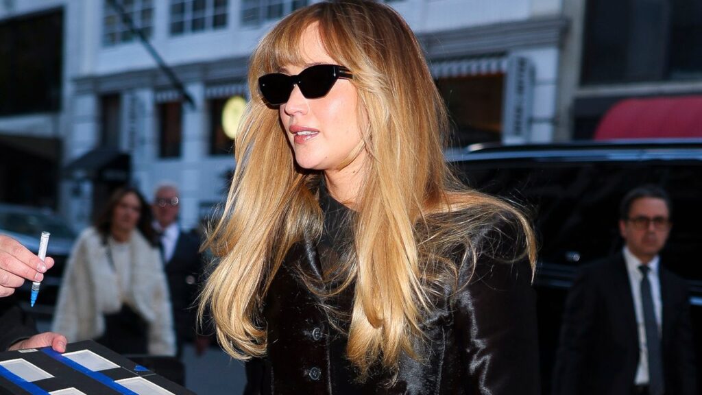 Jennifer Lawrence Ditches Baggy Jeans for Dakota Johnson’s Go-To Skinny Style Jennifer Lawrence Ditches Baggy Jeans for Dakota Johnson's Go-To Skinny Style