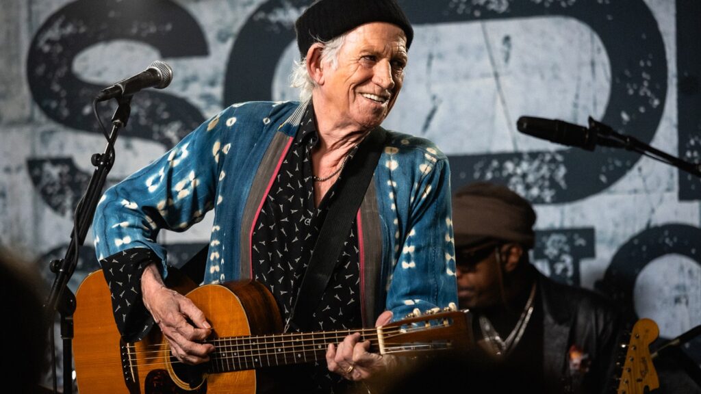 Keith Richards, Mavis Staples Salute Bruce Willis at NYC Charity Show Keith Richards, Mavis Staples Salute Bruce Willis at NYC Charity Show
