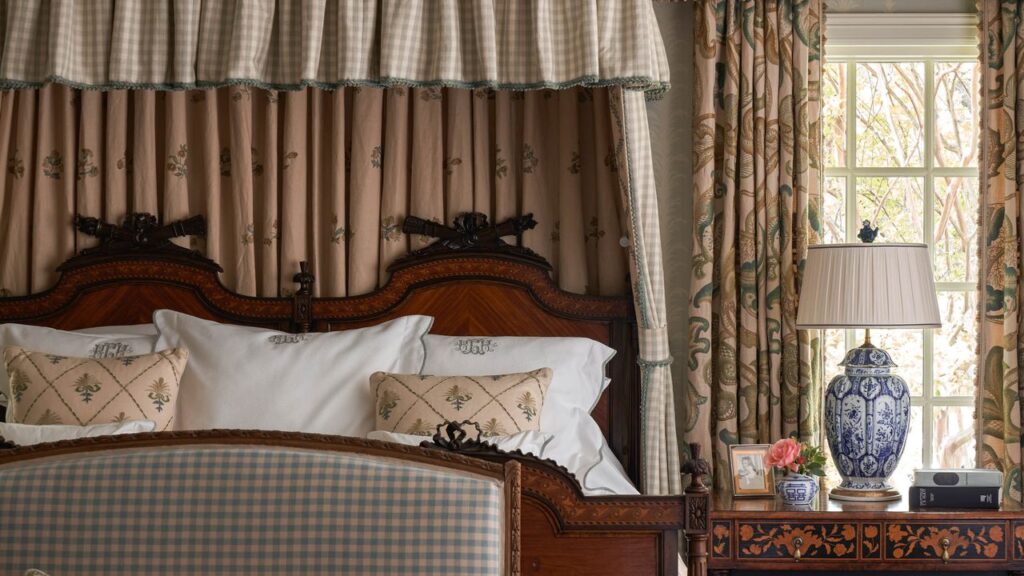 The Half-Tester Bed Is Having a Major Revival The Half-Tester Bed Is Having a Major Revival