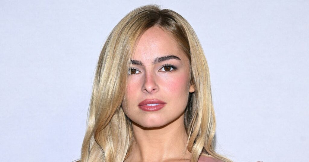 Addison Rae Is a Latex Trad Wife in Plunging Corset Dress Addison Rae Is a Latex Trad Wife in Plunging Corset Dress