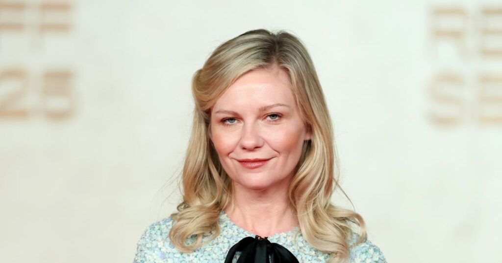 Kirsten Dunst Has a Cinderella Moment in Jonathan Anderson’s Dior Kirsten Dunst Has a Cinderella Moment in Jonathan Anderson’s Dior