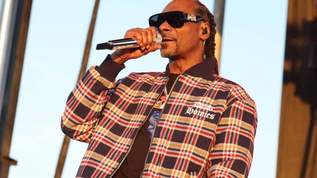 Snoop Dogg Performs Halftime Show With Huntr/x, Lainey Wilson: Watch