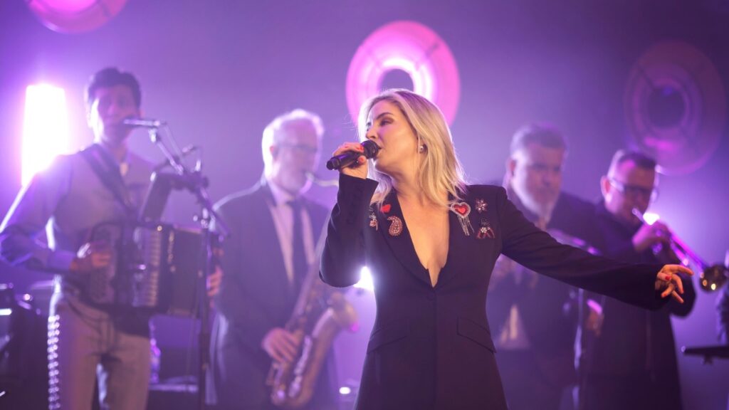 The Mavericks Sing for Raul Malo at Emotional Nashville Tribute Show The Mavericks Sing for Raul Malo at Emotional Nashville Tribute Show