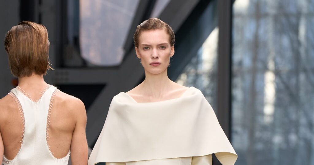 At Calvin Klein Collection, Veronica Leoni Explores a “Narcissistic Kind of Kink” At Calvin Klein Collection, Veronica Leoni Explores a “Narcissistic Kind of Kink”