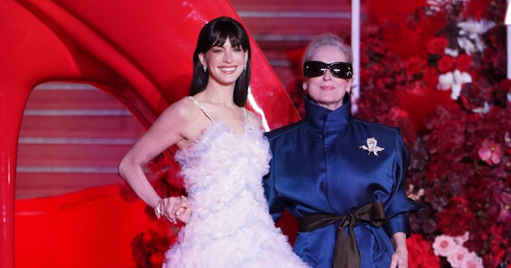 Anne Hathaway & Meryl Streep’s Red Carpet Looks Are Full of ‘Devil’-ish Easter Eggs Anne Hathaway & Meryl Streep’s Red Carpet Looks Are Full of 'Devil'-ish Easter Eggs