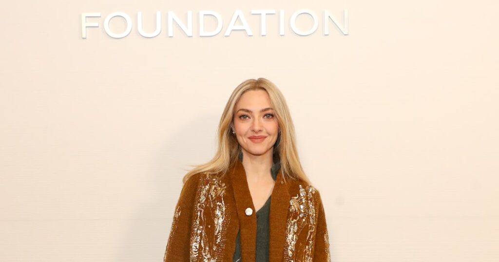 Amanda Seyfried Gives a Comfy Sweater an Artsy Edge