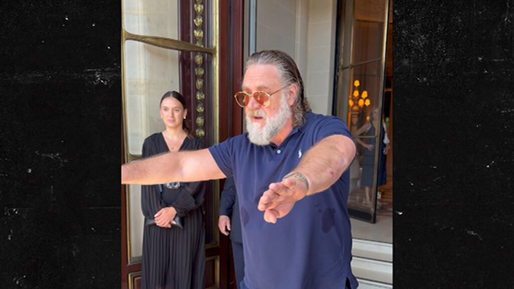 Russell Crowe Warns Autograph Seekers To Behave Outside Paris Hotel