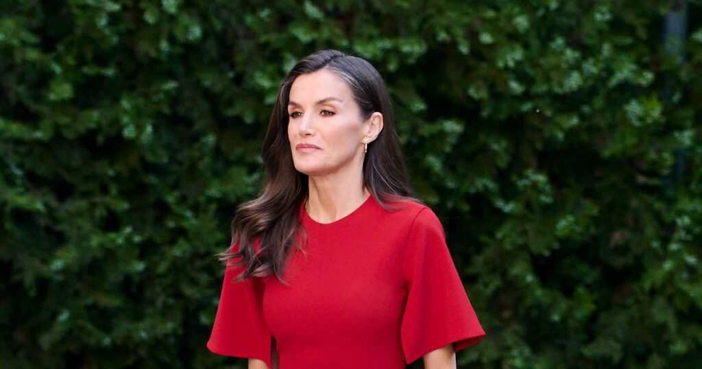 To Honor Newspapers, Queen Letizia Dresses in Red All Over To Honor Newspapers, Queen Letizia Dresses in Red All Over