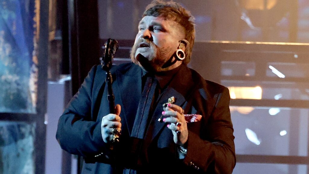 Watch Teddy Swims Perform ‘Mr. Know It All’ Watch Teddy Swims Perform 'Mr. Know It All'