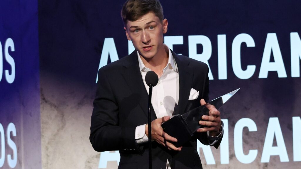 Who Is Sam Barber? ‘American Music Awards’ New Country Artist Who Is Sam Barber? 'American Music Awards' New Country Artist