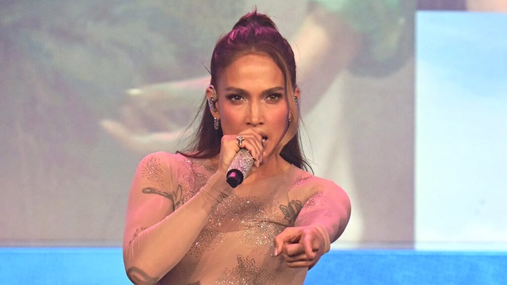 Jennifer Lopez Makes Surprise Appearance at Obsessed Fest, Performs 'On the Floor' & 'Everything's Fine' - Just Jared - Celebrity News and Gossip