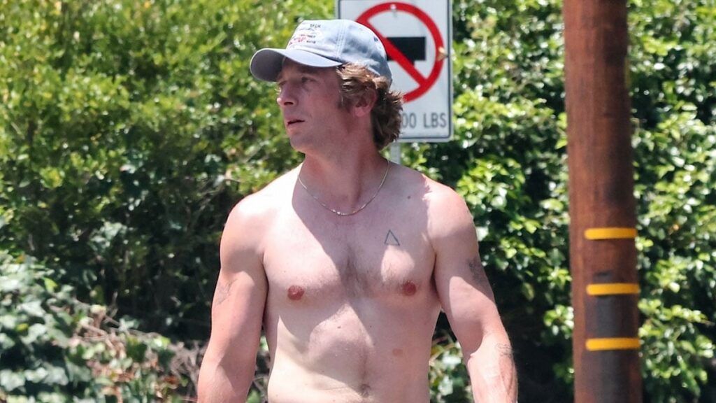 Jeremy Allen White Goes Shirtless for L.A. Hike, Bares Fit Body in New Photos – Just Jared – Celebrity News and Gossip Jeremy Allen White Goes Shirtless for L.A. Hike, Bares Fit Body in New Photos - Just Jared - Celebrity News and Gossip