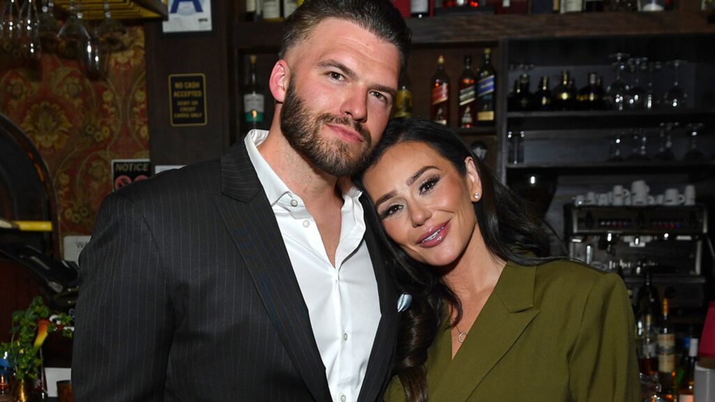 'Jersey Shore' Star Jenni 'JWoww' Farley Marries Wrestler Zack Carpinello