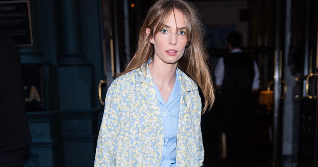 Maya Hawke Sparks Up the '60s Shirt Dress