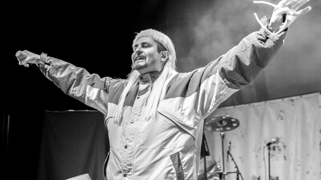 Oliver Tree, ‘Life Goes On’ Singer, Dead at 32 Oliver Tree, 'Life Goes On' Singer, Dead at 32