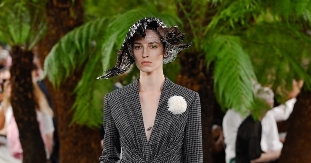 Dior Fall 2026 Couture Melds Sculptural Fashion With “Spontaneous Joy” Dior Fall 2026 Couture Melds Sculptural Fashion With “Spontaneous Joy”