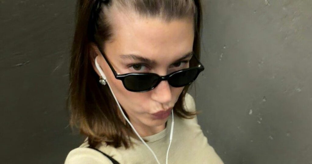 Hailey Bieber’s Go-To Summer Accessory Is Very ’90s-Coded Hailey Bieber's Go-To Summer Accessory Is Very '90s-Coded