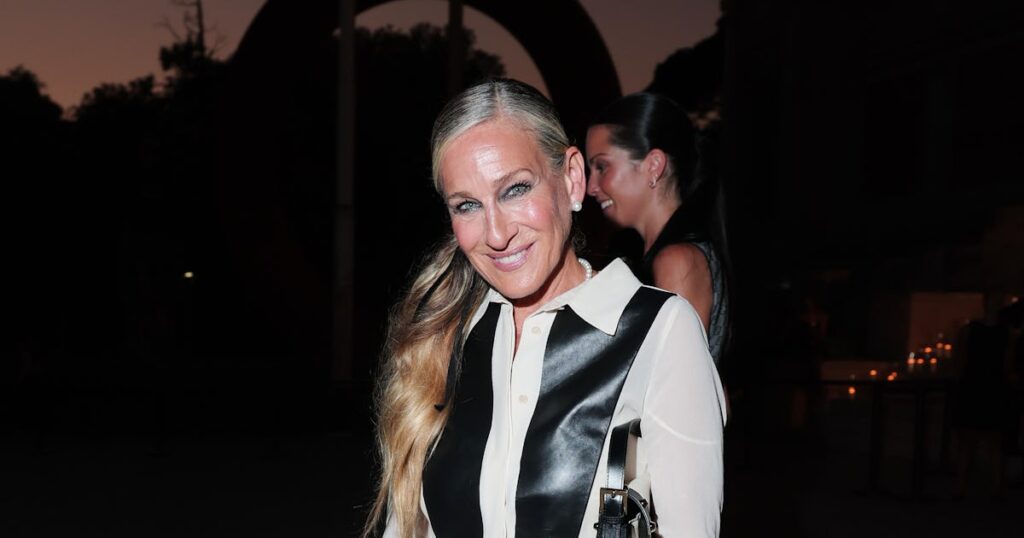Sarah Jessica Parker Has a Carrie Bradshaw Moment At Fendi Couture