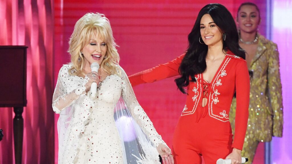 Kacey Musgrave Covers Dolly Parton’s ‘Here You Come Again’ in Boston Kacey Musgrave Covers Dolly Parton's 'Here You Come Again' in Boston
