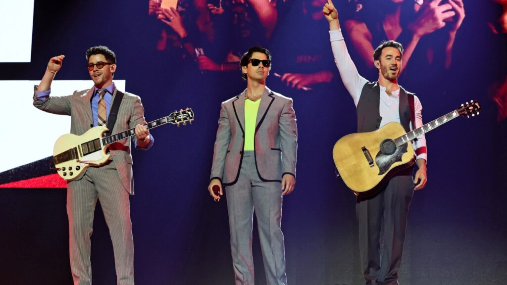 Watch Jonas Brothers Debut New Single ‘Listen When Sad’ Live Watch Jonas Brothers Debut New Single 'Listen When Sad' Live