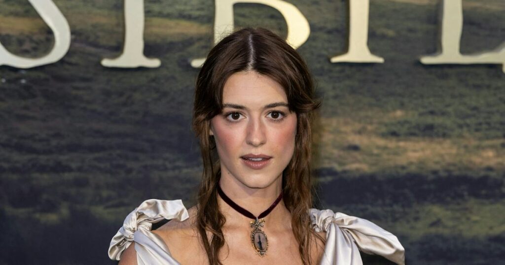 Daisy Edgar-Jones Look Straight of an Oil Painting at the ‘Sense and Sensibility’ Premiere Daisy Edgar-Jones Look Straight of an Oil Painting at the ‘Sense and Sensibility’ Premiere