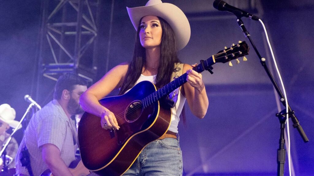 Kacey Musgraves Covers Dolly Parton’s ‘9 to 5’ During MSG Show Kacey Musgraves Covers Dolly Parton’s '9 to 5' During MSG Show