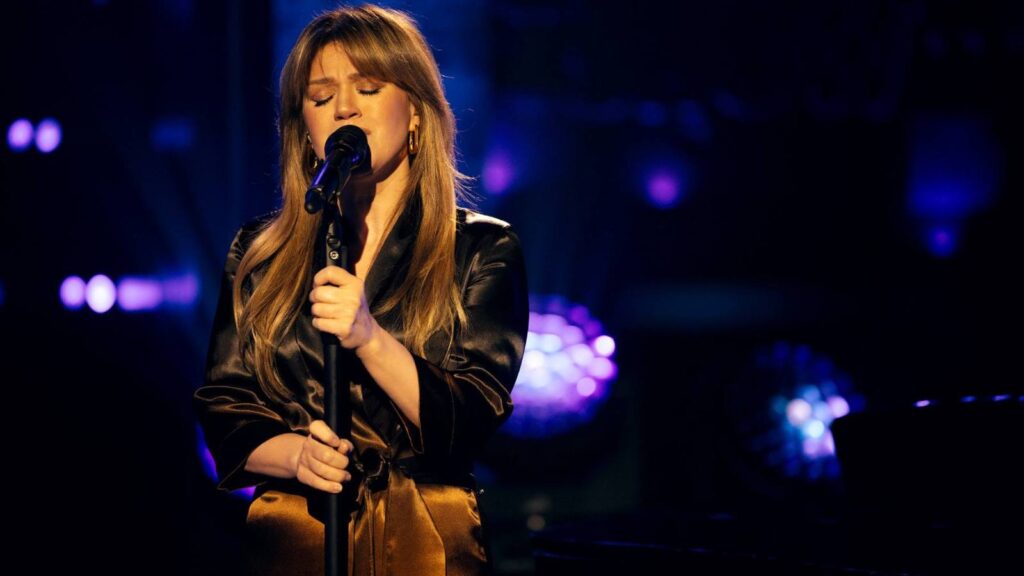 Kelly Clarkson Sings 'Golden' as Her Final ‘Kellyoke’
