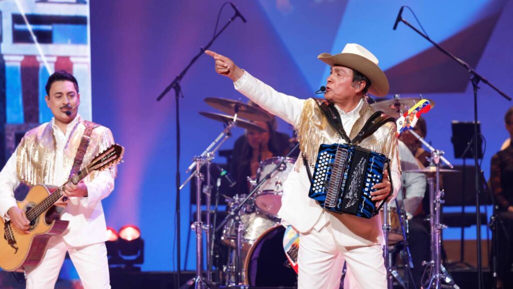 Tigres Del Norte, Mon Laferte Tigres Del Norte, Mon Laferte