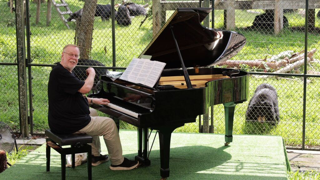 Yes’ Rick Wakeman Performs Show for Rescue Bears at Animal Sanctuary Yes' Rick Wakeman Performs Show for Rescue Bears at Animal Sanctuary