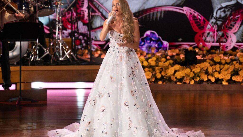 Carrie Underwood Sings 'I Will Always Love You' at Dolly Parton Show