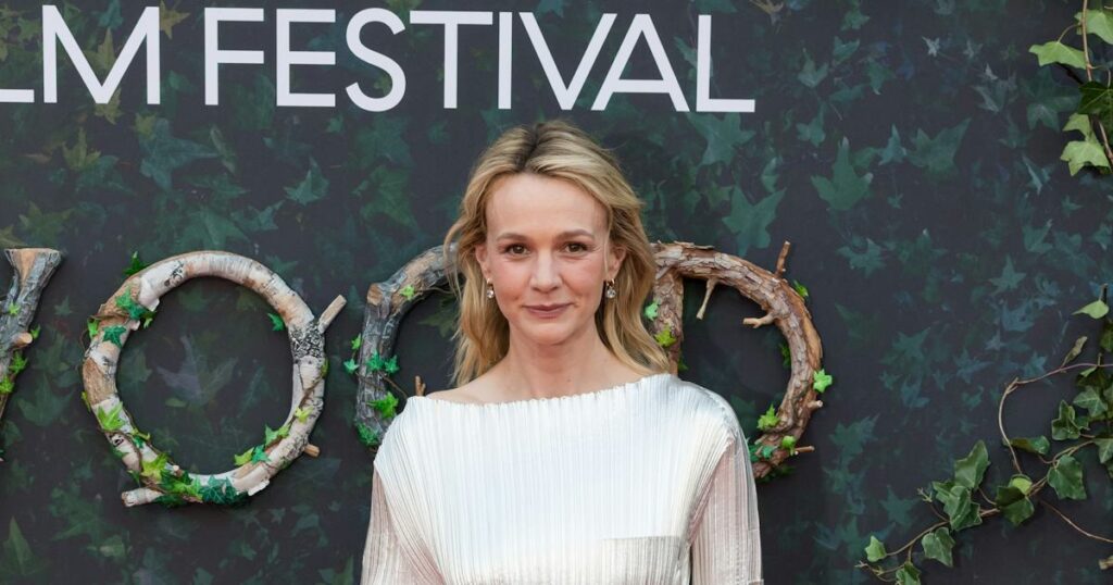 ‘Wildwood’ Star Carey Mulligan Is the Ice Queen in Pearlescent Pleats 'Wildwood' Star Carey Mulligan Is the Ice Queen in Pearlescent Pleats